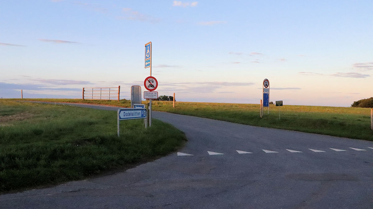 Dodekalitten, adgangsvej til handicap parkering.